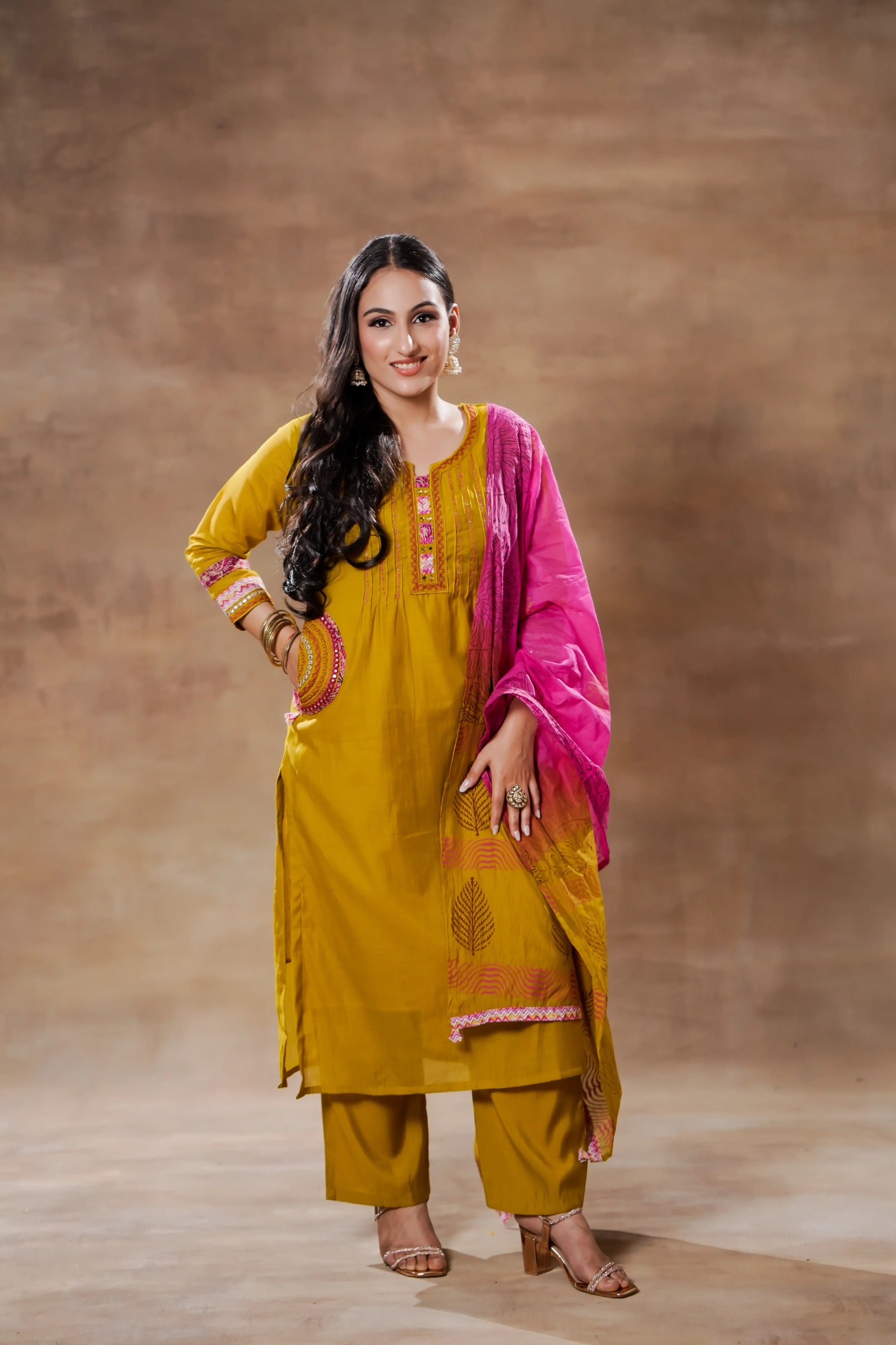 Heena Green Mul Chanderi Kurta Set by Shuchi Man featuring traditional embroidery and a festive, elegant design.